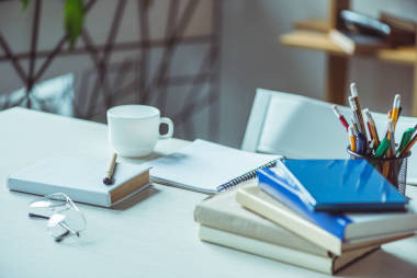 書(shū)和咖啡桌上