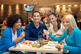 在午餐上的青少年图片