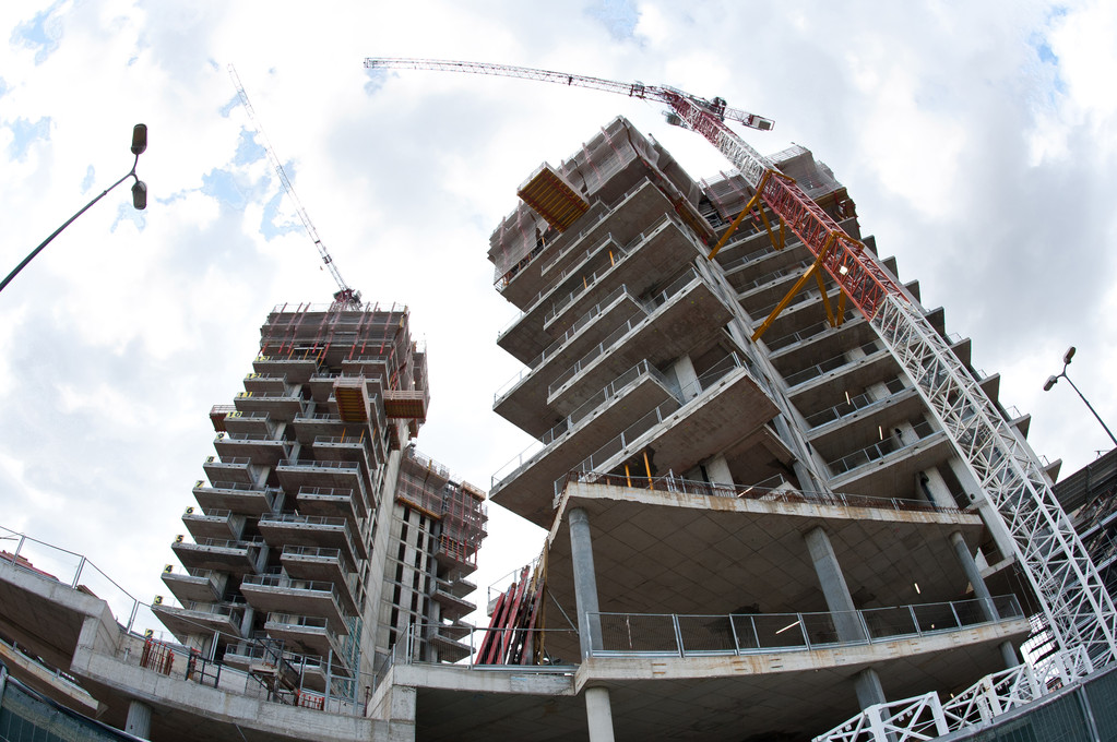 房屋建筑施工中一个新的住宅区的米兰,意大利 房屋建筑施工中一个新的住宅区的米兰,意大利