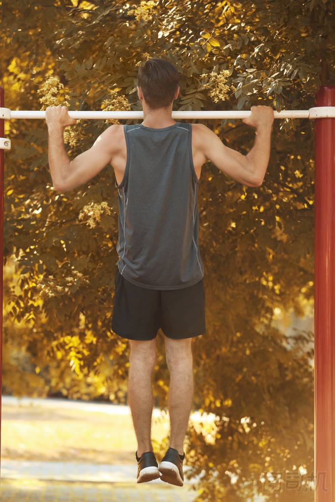 運動訓練的年輕人圖片