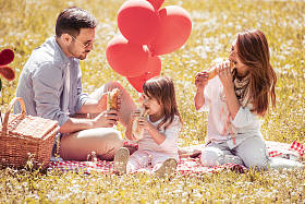 家庭野餐吃三明治照片