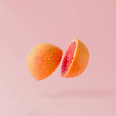 切熟透的葡萄柚 