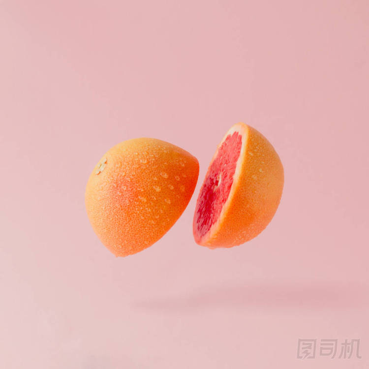 切熟透的葡萄柚 