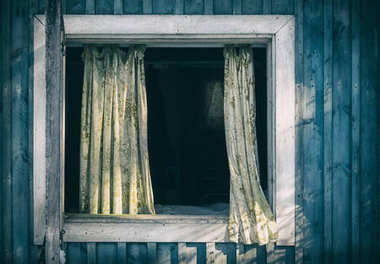 老和被遺棄的房子，有木板墻和窗口