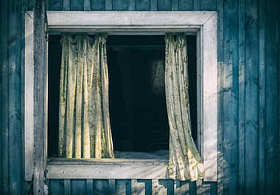 老和被遗弃的房子，有木板墙和窗口