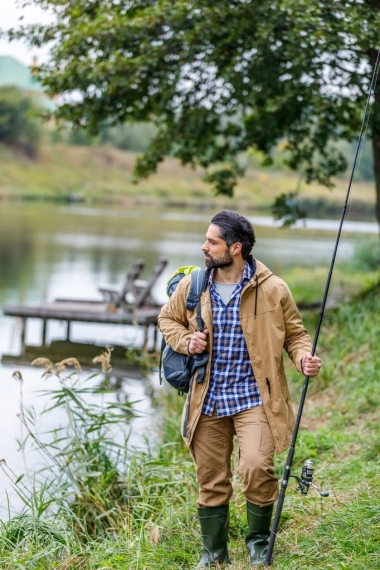 漁夫與桿和背包圖片