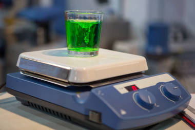 磁力攪拌器和玻璃與綠色液體