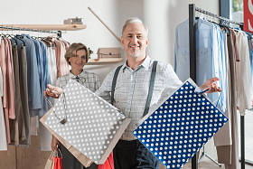 人与空购物袋照片