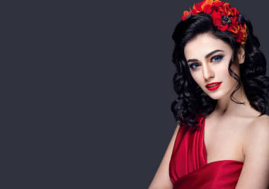 年輕的女孩，頭發(fā)火紅的花朵圖片