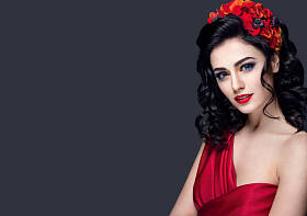 年轻的女孩，头发火红的花朵图片