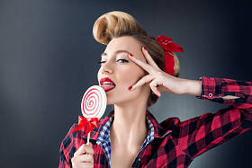 女人肖像中炙手可热的风格与糖果