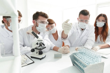 醫(yī)生正在與試管和顯微鏡實驗室