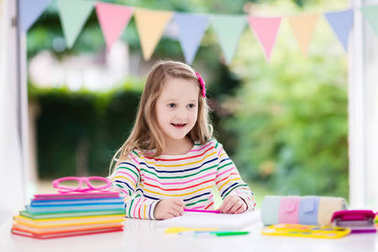 孩子做作業(yè)的學(xué)校。孩子們學(xué)習(xí)和油漆