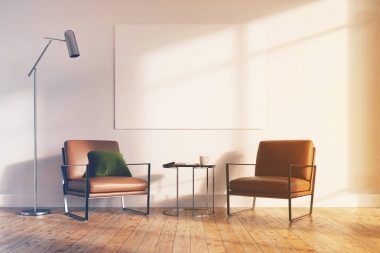 簡約的客廳里，米色扶手椅定調(diào)子