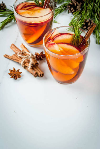 熱雞尾酒與蘋果、 迷迭香、 肉