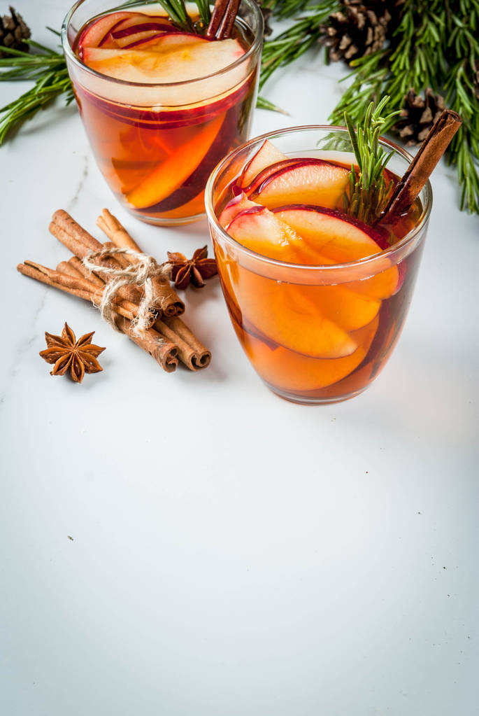 热鸡尾酒与苹果、 迷迭香、 肉 热鸡尾酒与苹果、 迷迭香、 肉