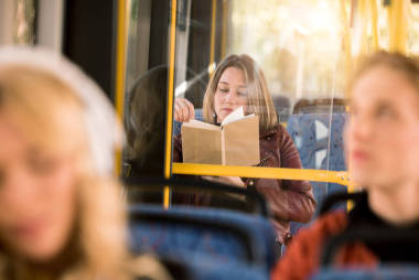公交車女孩看書