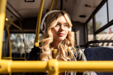 女人聽音樂耳機(jī)圖片