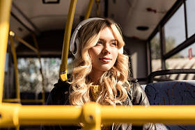 女人听音乐耳机图片