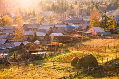 新疆白雪山村秋色照片