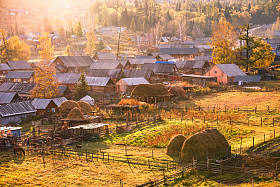 新疆白雪山村秋色照片