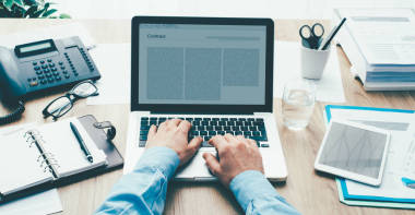 商人与笔记本电脑签订合