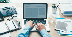 商人与笔记本电脑签订合