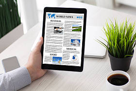 男子手拿着平板电脑应用程序世界新闻网