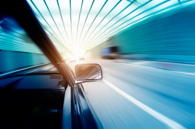 速度快的汽車在隧道中圖片