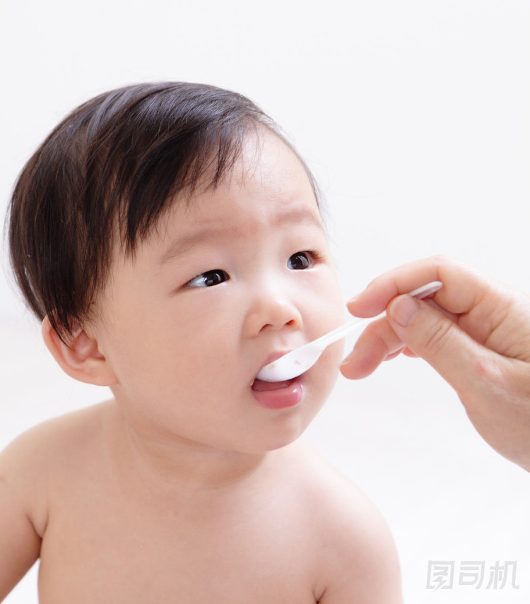 用勺子喂養(yǎng)的小寶寶圖片
