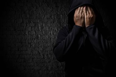 男人物質(zhì)依賴藥物毒品注射器和煮熟的英雄