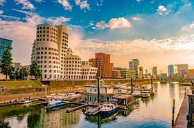 看着媒体港口在德国杜塞尔多夫的莱茵河