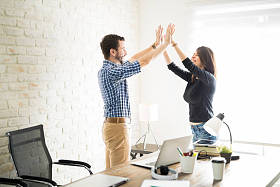 男人给高五至他的搭档图片