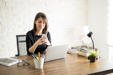 從工作休息的女人圖片