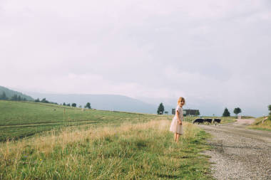 室外的小女孩圖片