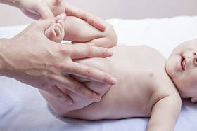 三个月的宝宝男孩腹部按摩