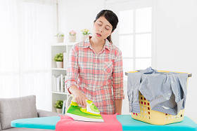 有吸引力的母亲做家务很累