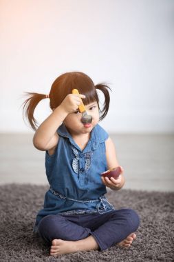 亞洲的可愛的小女孩喜歡吃水果