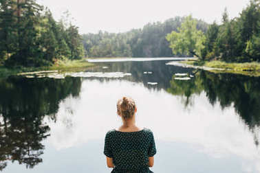 年輕女子湖附近圖片