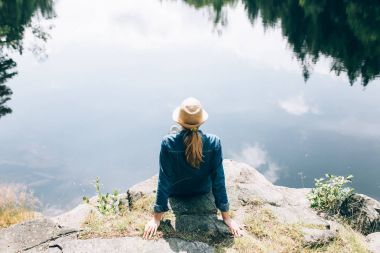 年轻女子湖附近照片