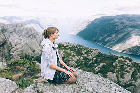 女人考虑山景
