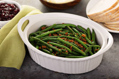 感恩節(jié)或圣誕晚餐用培根青豆照片