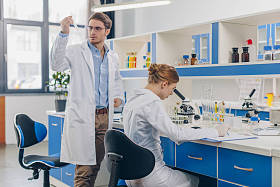 在实验室工作的生物学家图片