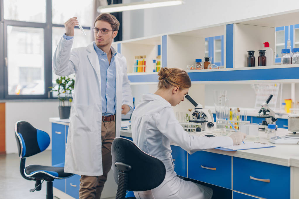 在实验室工作的生物学家图片