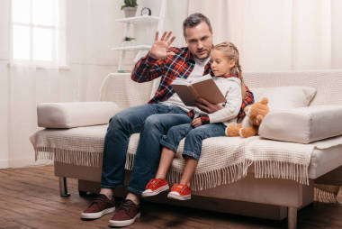 父親和女兒讀的書圖片