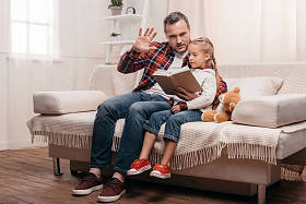 父亲和女儿读的书图片