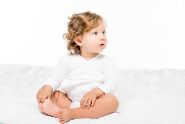 好奇蹣跚學(xué)步的女孩圖片