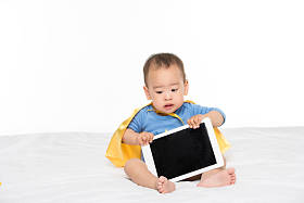 亚洲幼儿男孩与平板电脑图片