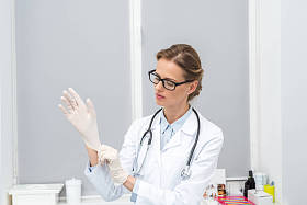 女医生戴上手套