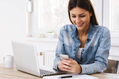 女人在家庭辦公室工作圖片